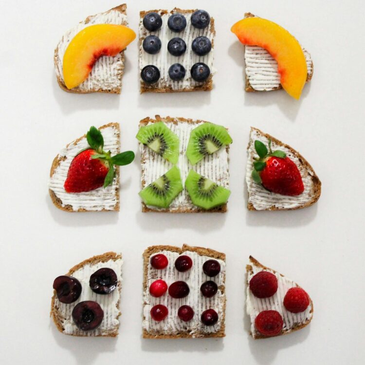 Toast with fruits