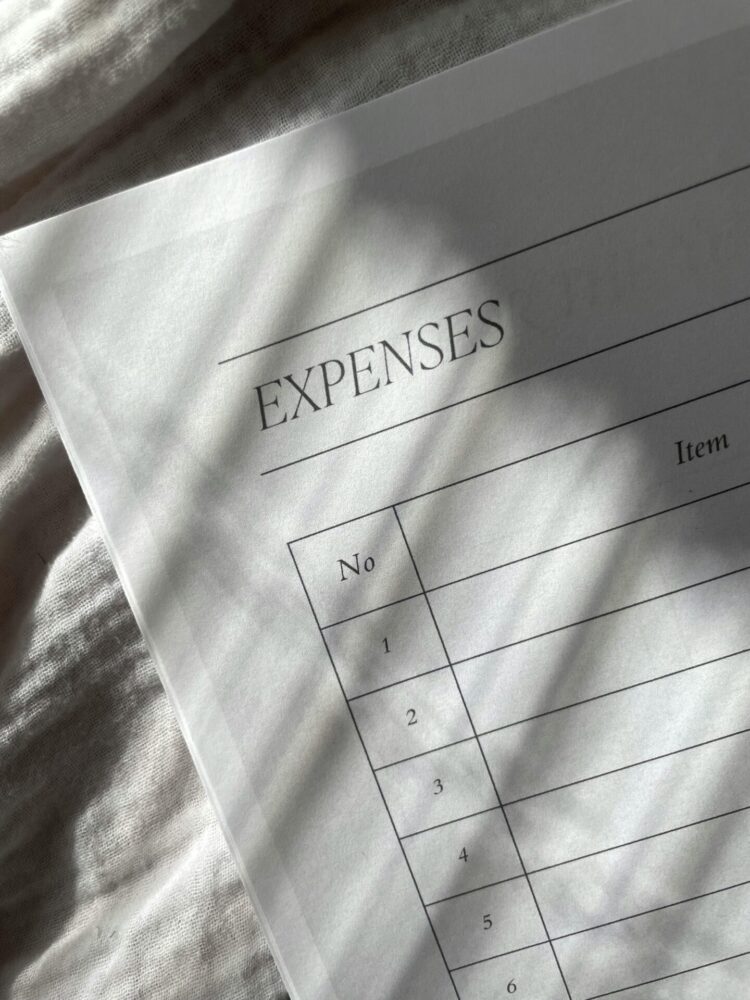 empty expenses list on paper