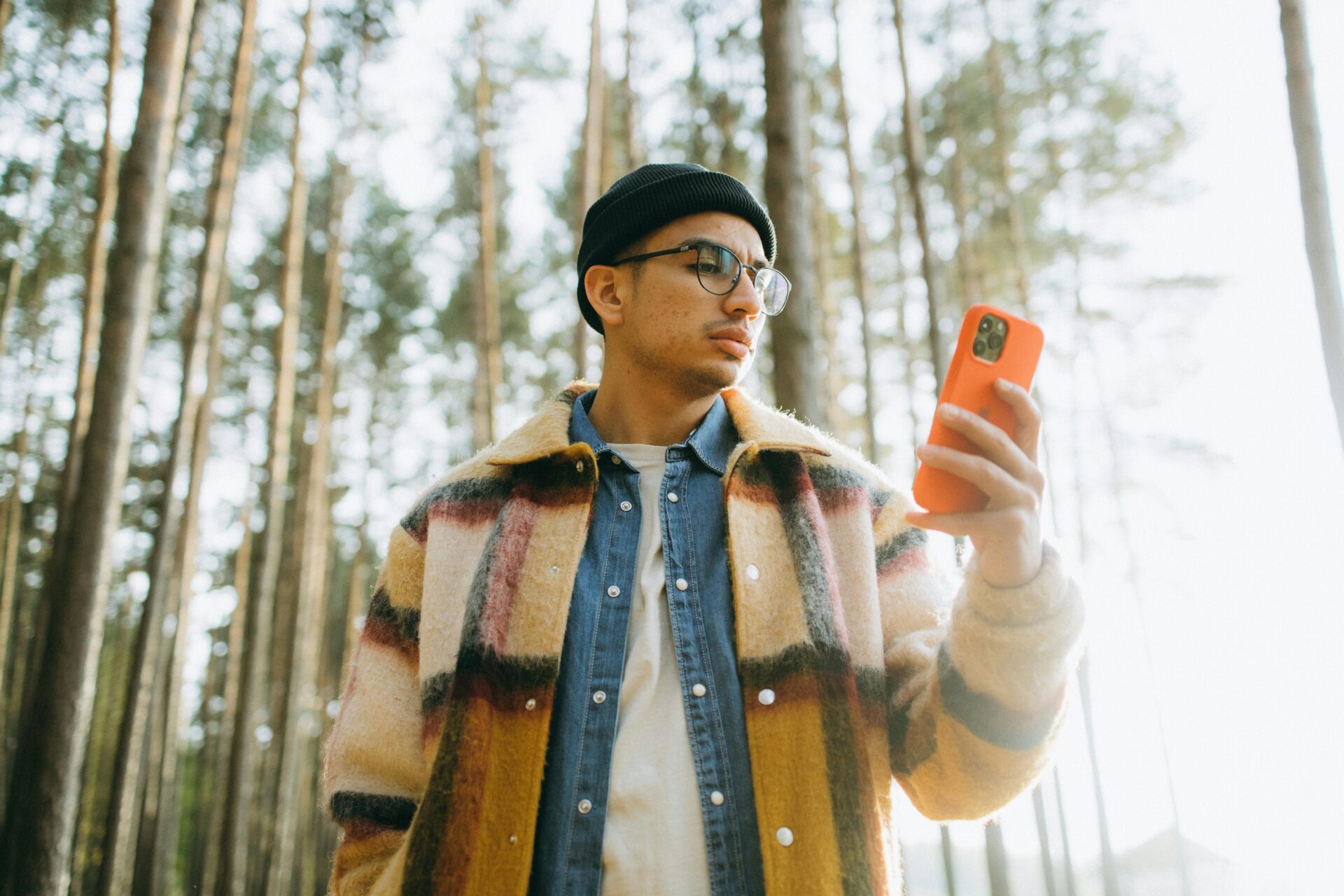 Man in plaid shirt using a cellphone